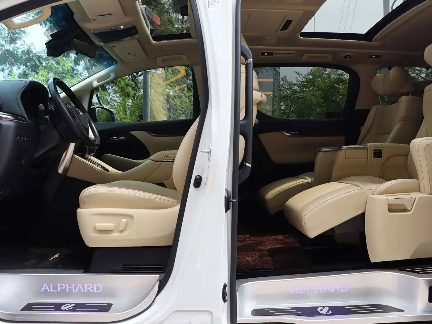 Toyota Alphard 2022 — Photo 12/17
