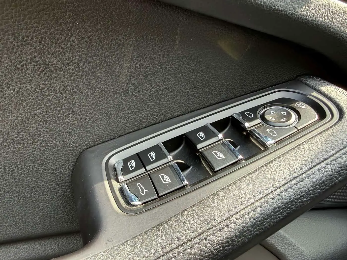 Porsche Macan 2023 — Photo 8/15