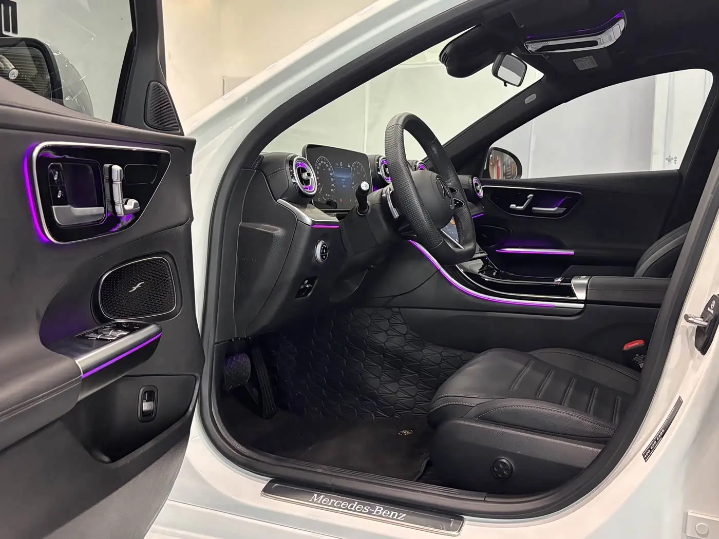 Mercedes-Benz C-Class 2025 — Photo 7/20