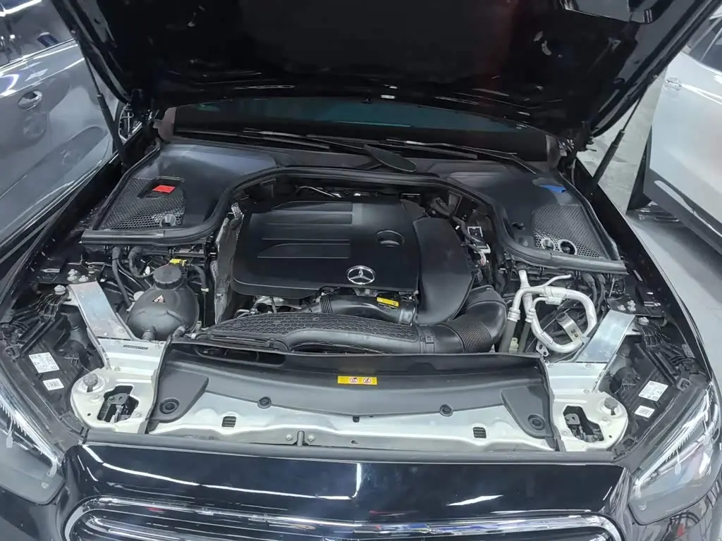 Mercedes-Benz E-Class 2023 — Photo 10/20