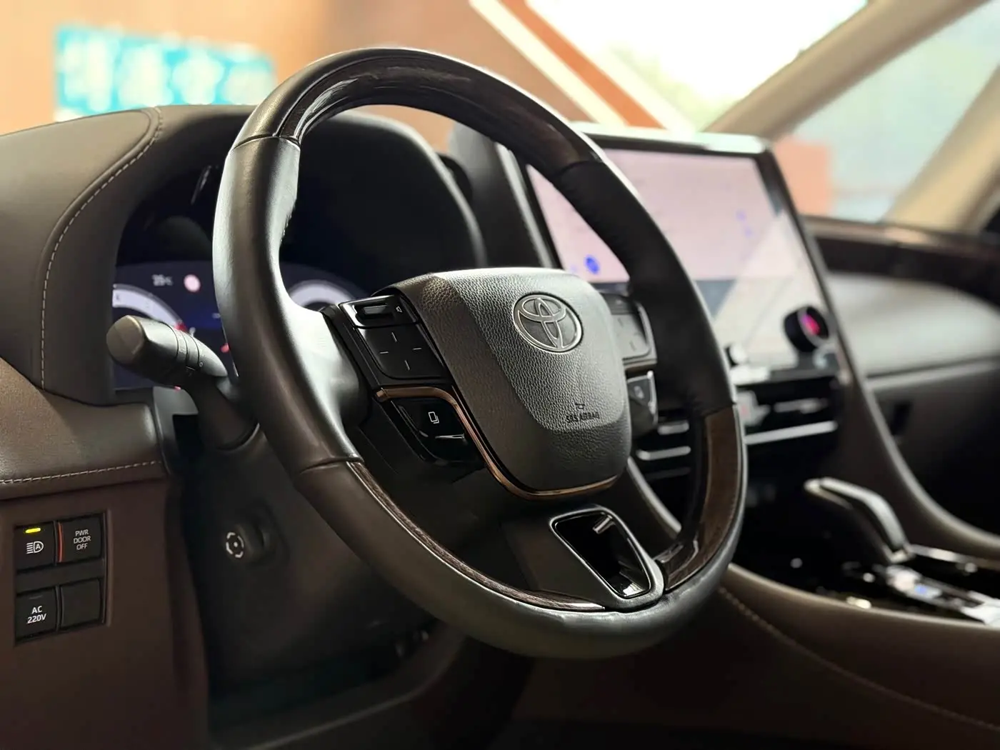 Toyota Alphard 2023 — Photo 7/20