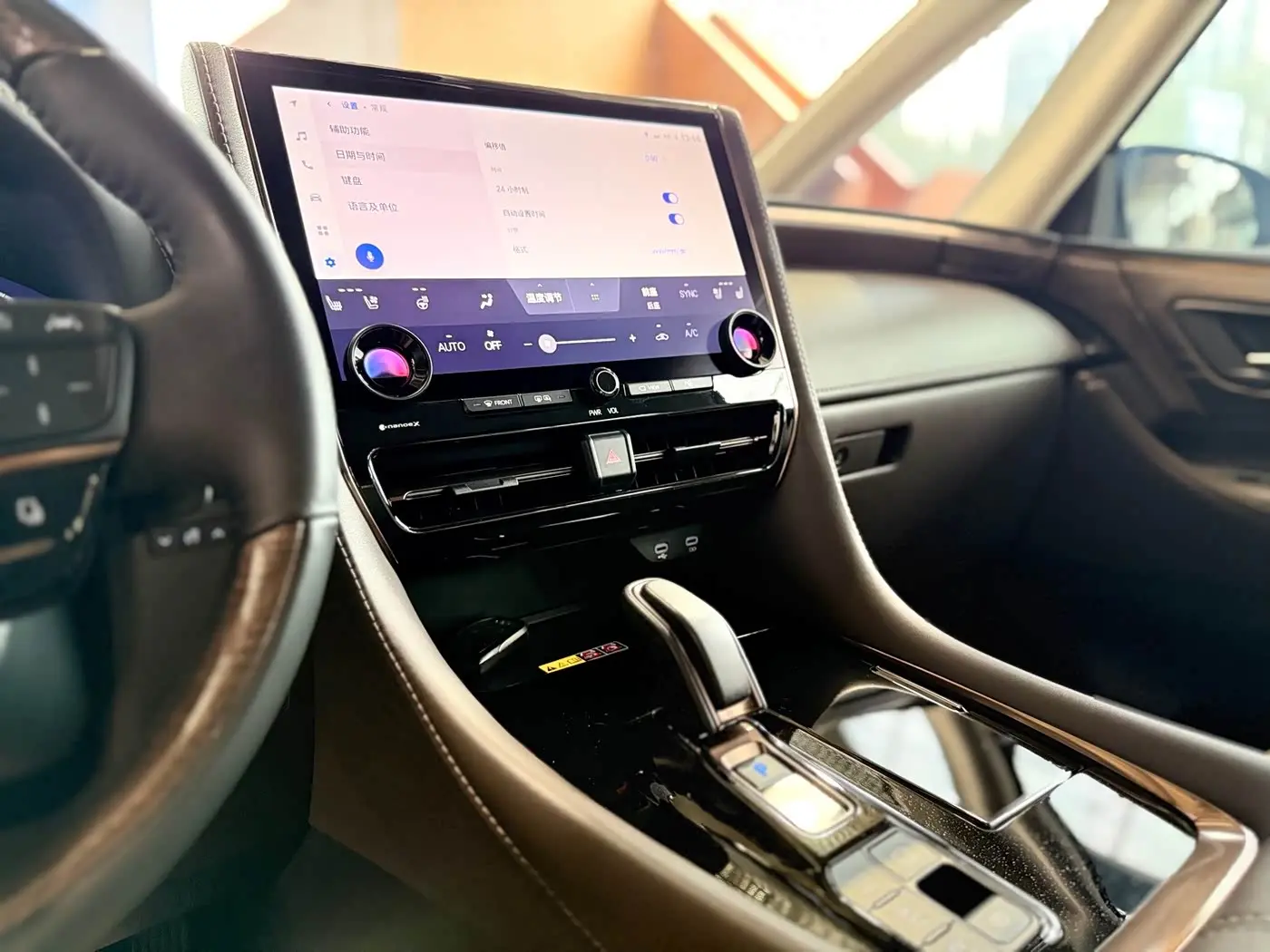 Toyota Alphard 2023 — Photo 8/20