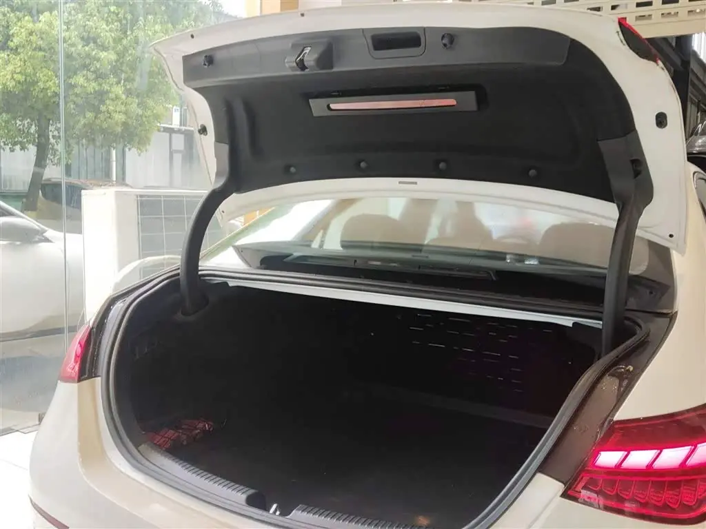 Mercedes-Benz C-Class 2024 — Photo 19/20