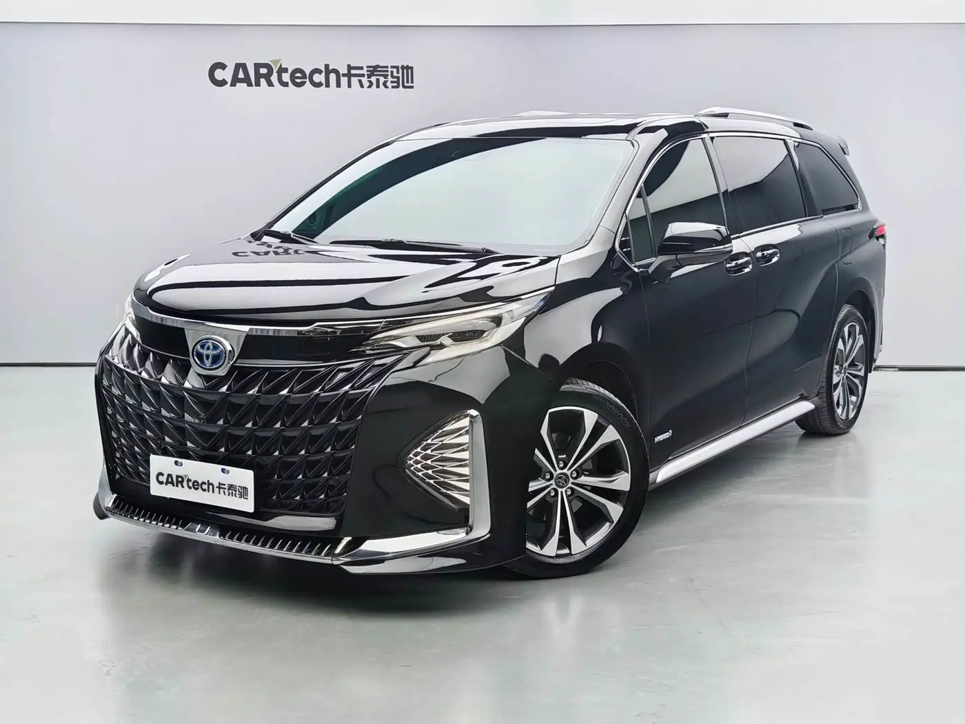 Toyota Sienna 2023 — Фото 1/10
