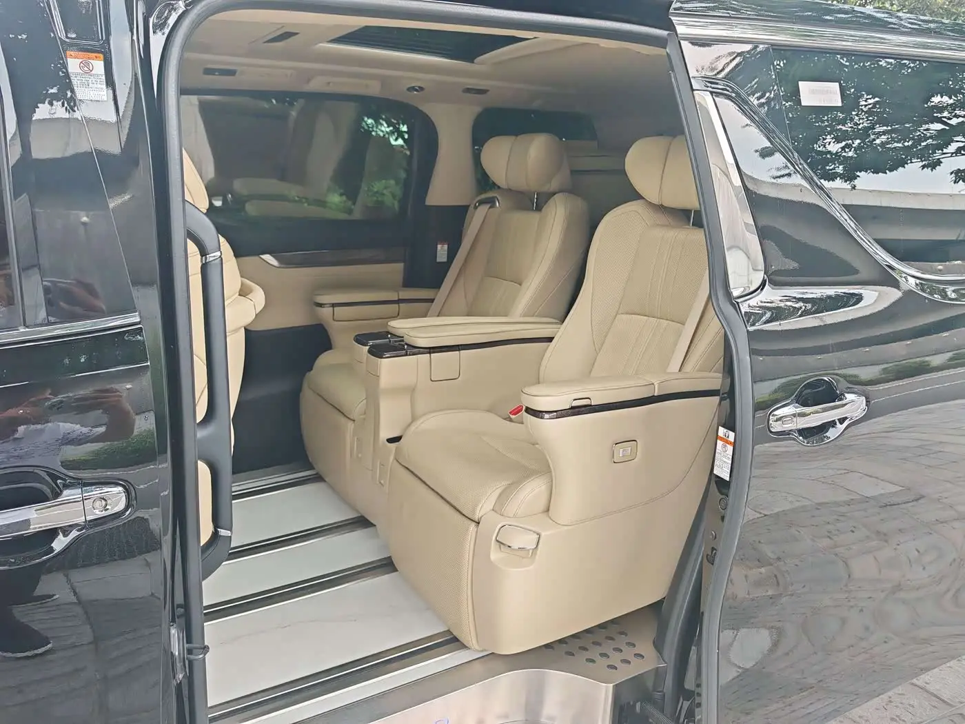 Toyota Alphard 2022 — Photo 5/8