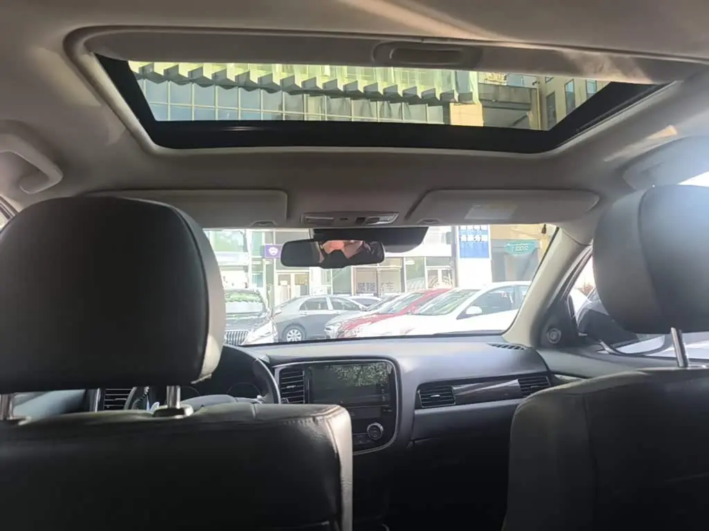Mitsubishi Outlander 2019 — Photo 18/20