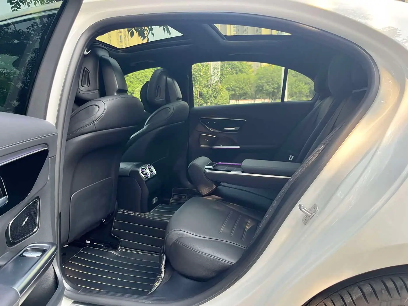 Mercedes-Benz C-Class 2024 — Photo 12/14
