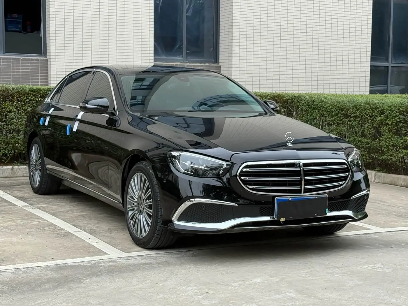 Mercedes-Benz E-Class 2023 — Photo 3/9