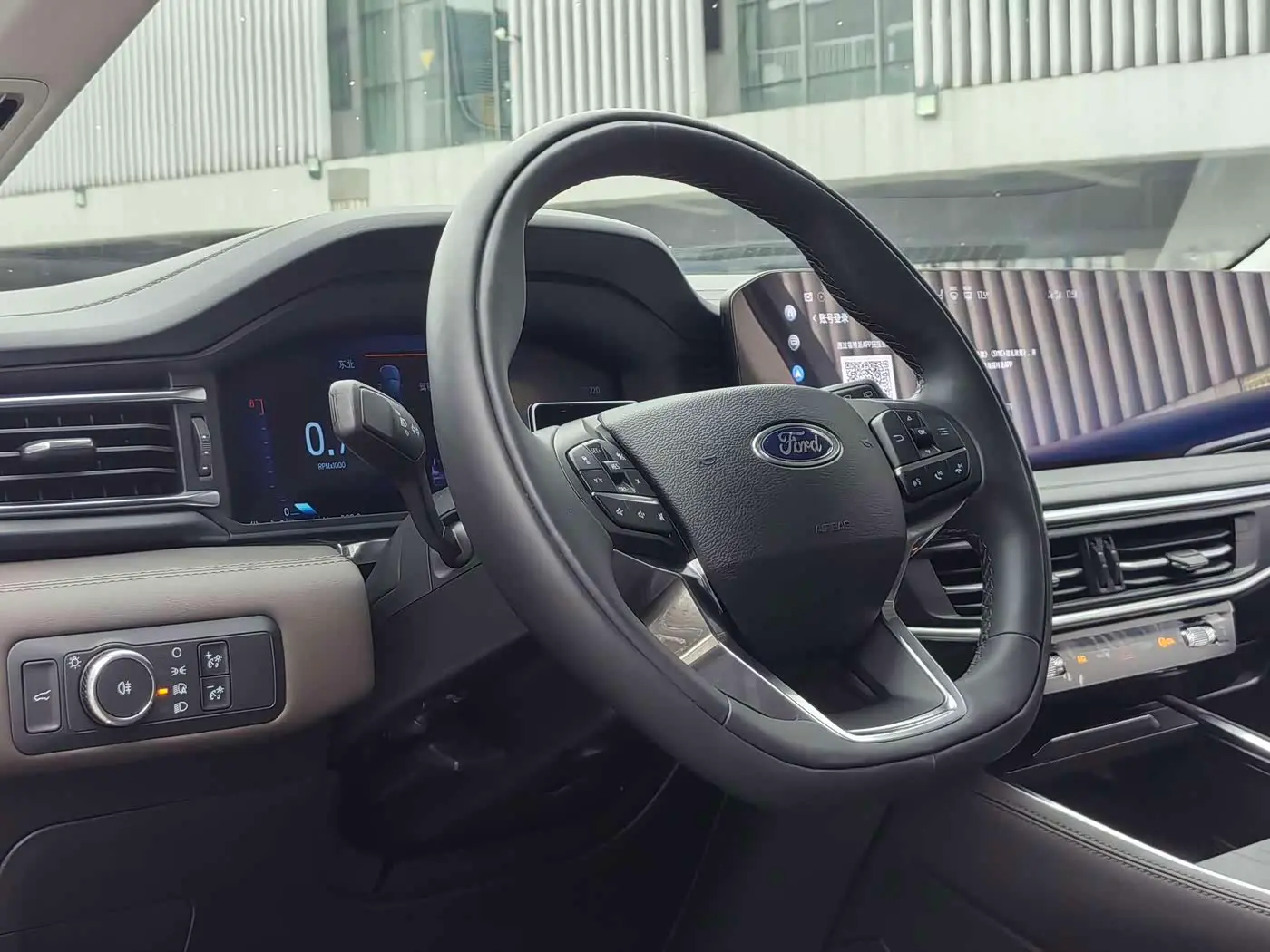 Ford Explorer 2025 — Photo 14/20