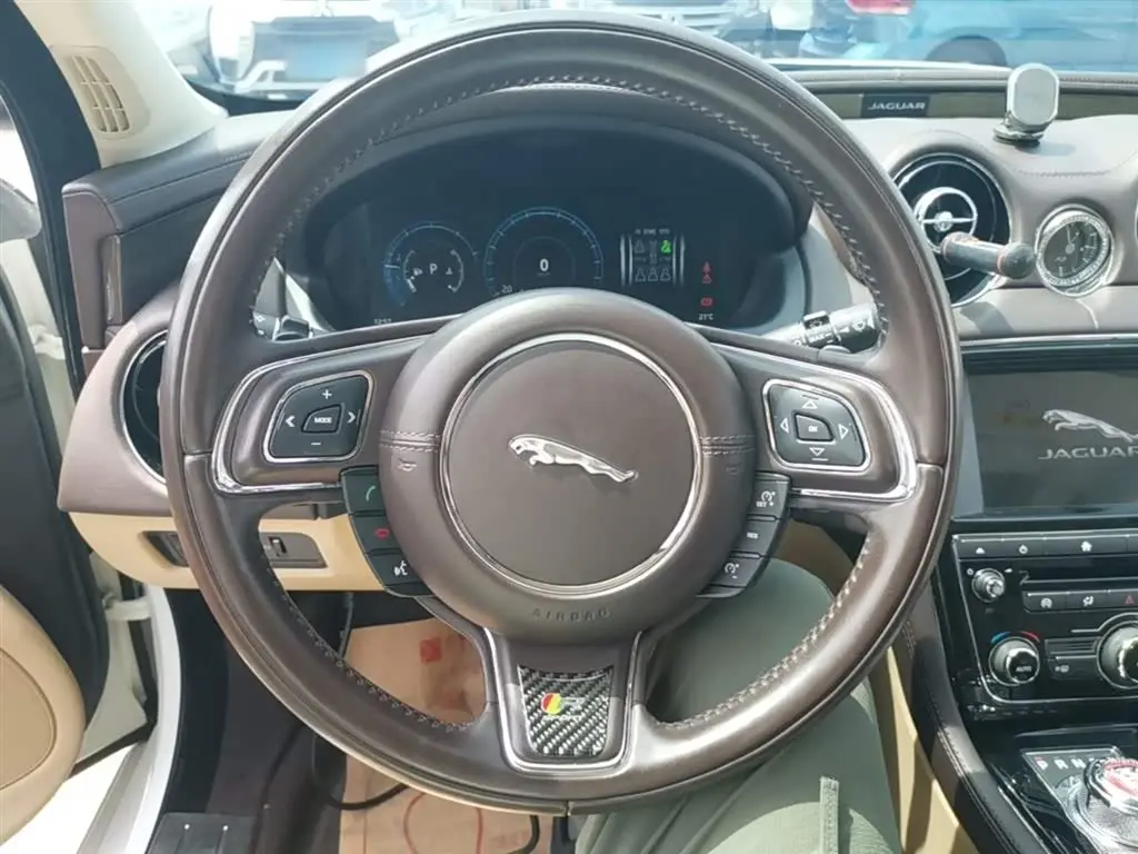 Jaguar XJ 2017 — Photo 11/20