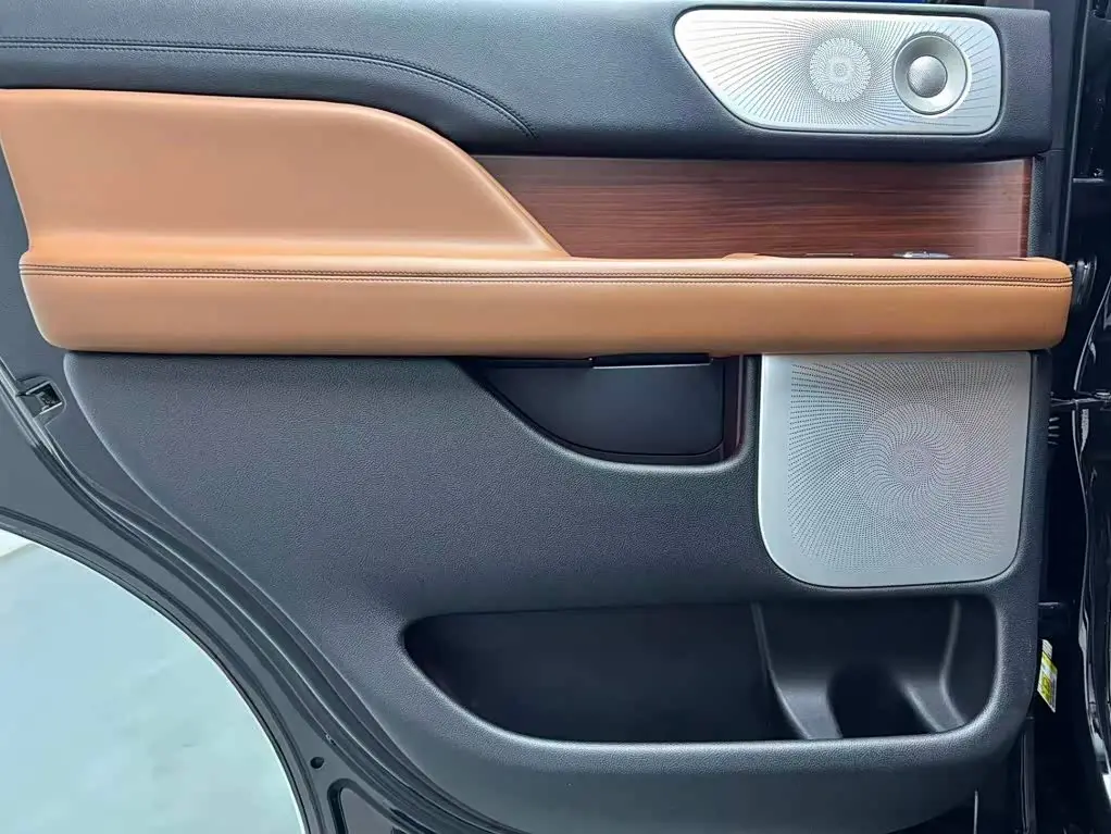 Lincoln Navigator 2018 — Photo 14/20
