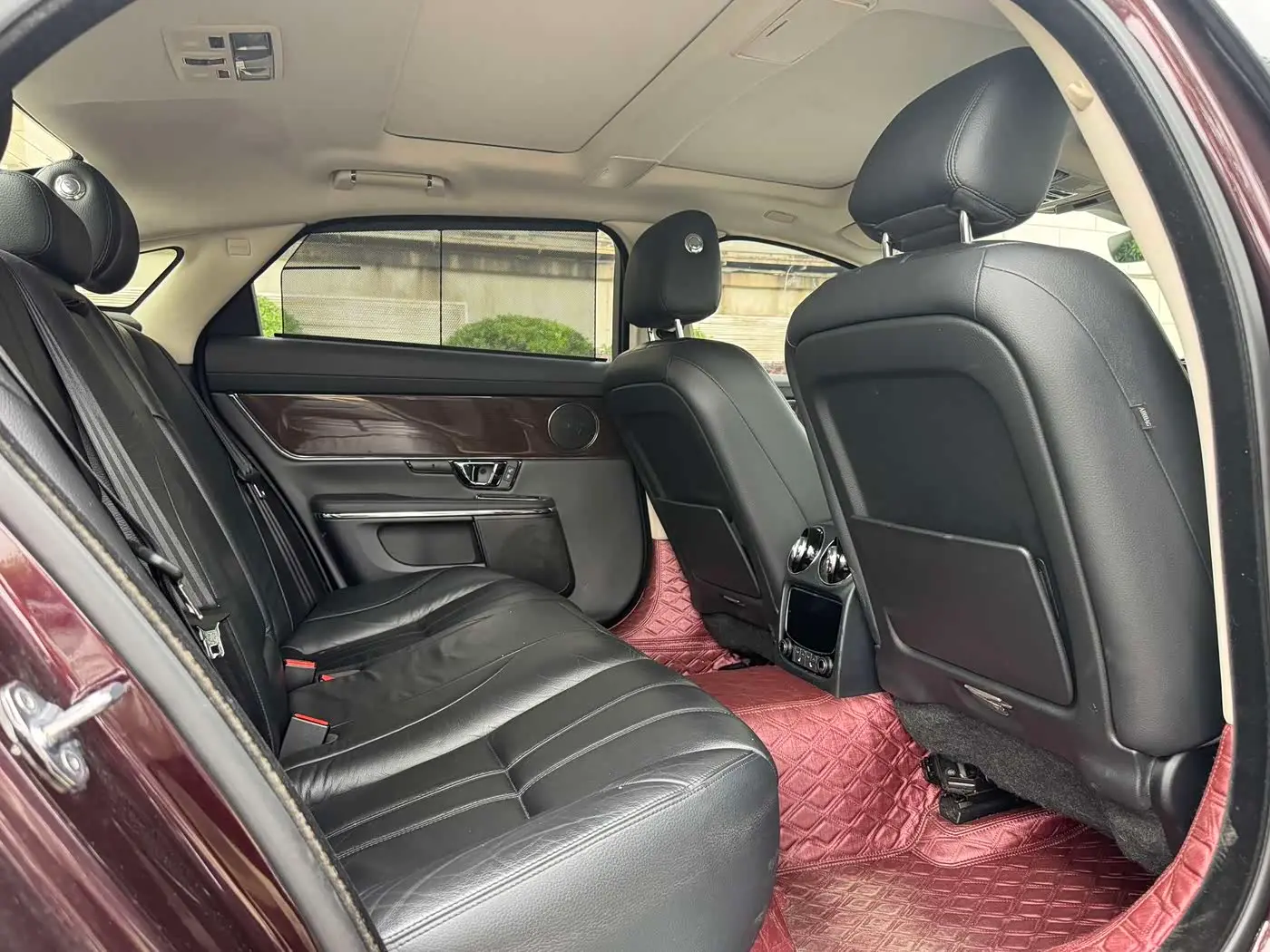 Jaguar XJ 2018 — Photo 10/16
