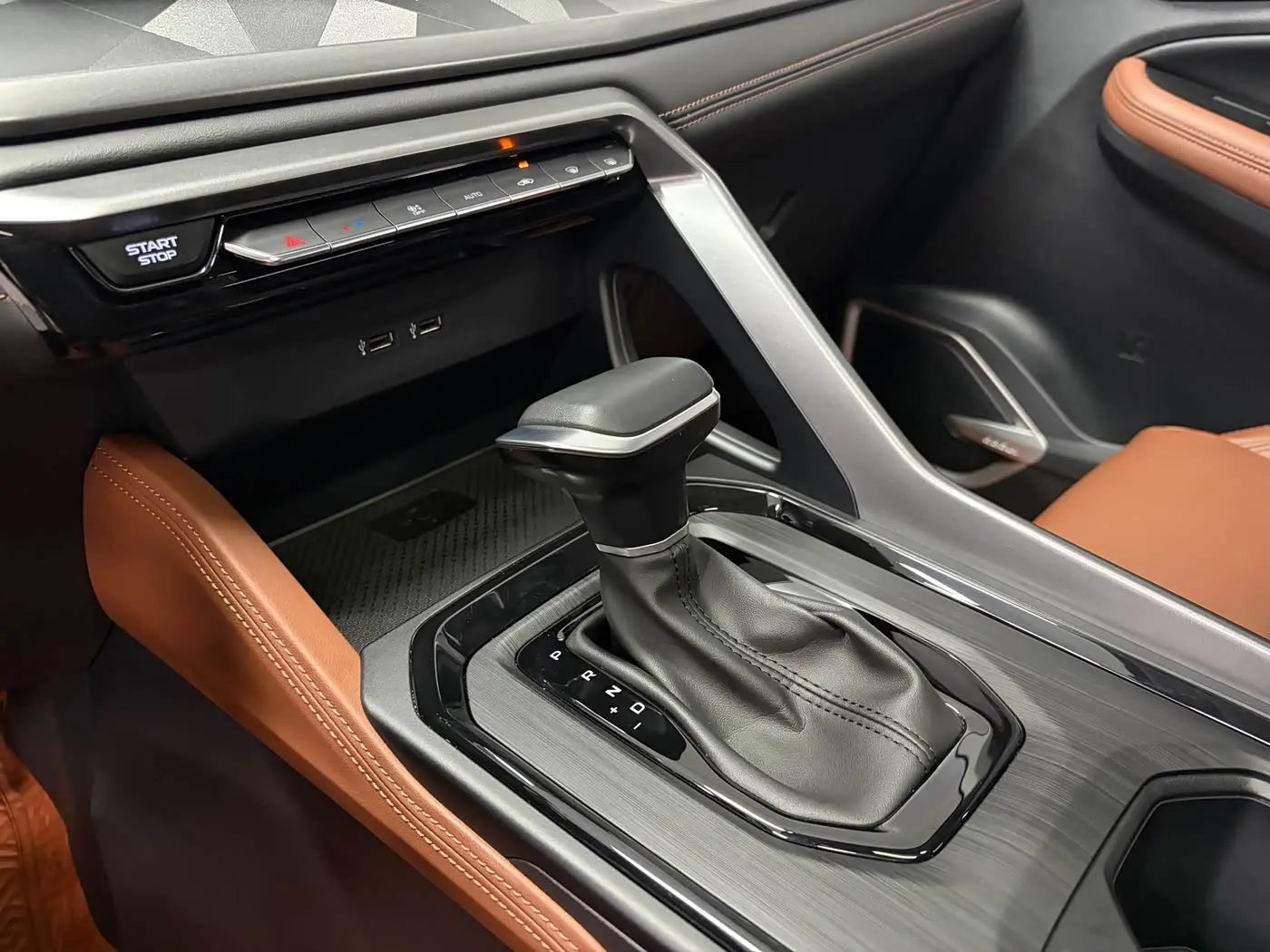 Geely Emgrand X6 2022 — Photo 13/19