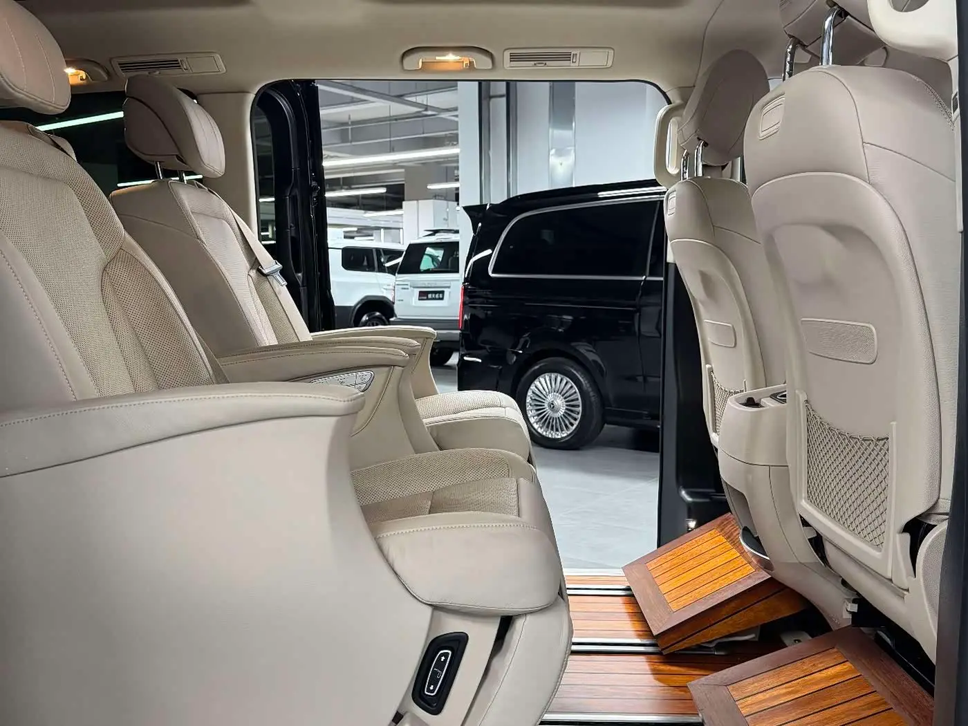 Mercedes-Benz V-Class 2019 — Photo 7/12