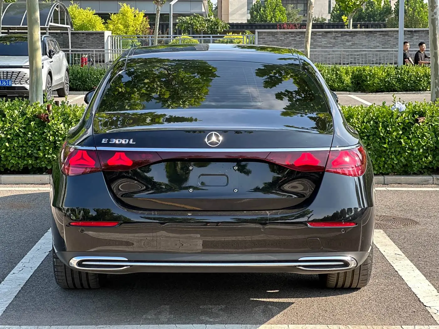 Mercedes-Benz E-Class 2024 — Photo 4/11