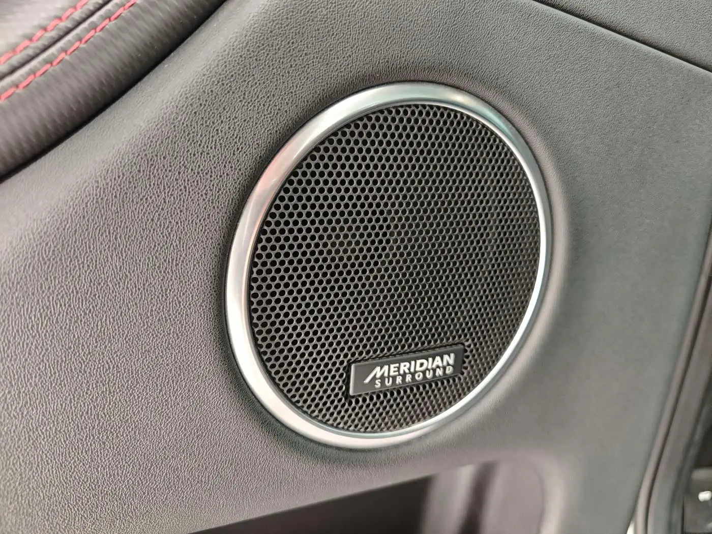 Land Rover Discovery Sport 2023 — Фото 15/16