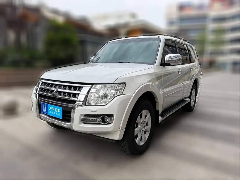 Mitsubishi Pajero 2020 — Photo 1/4