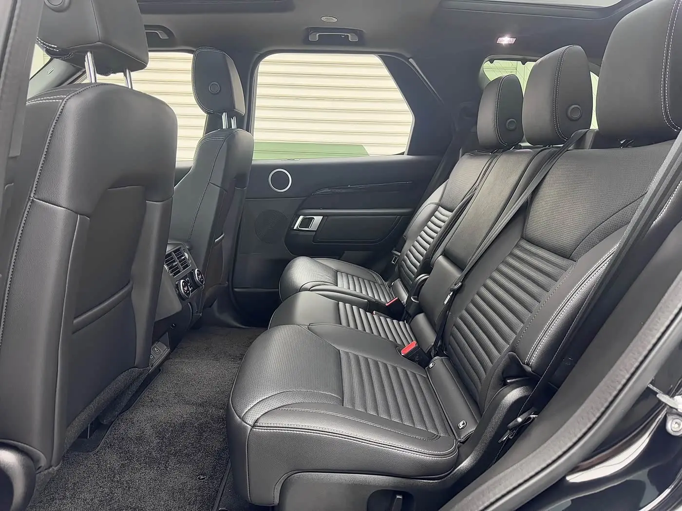 Land Rover Discovery 2025 — Фото 12/20