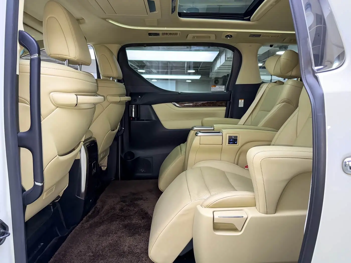 Toyota Alphard 2020 — Photo 17/20