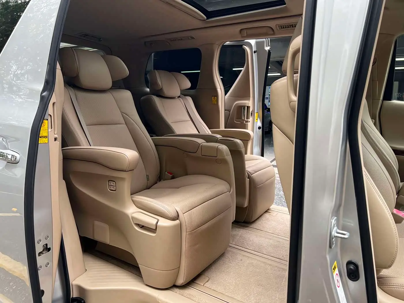 Toyota Alphard 2011 — Photo 13/20