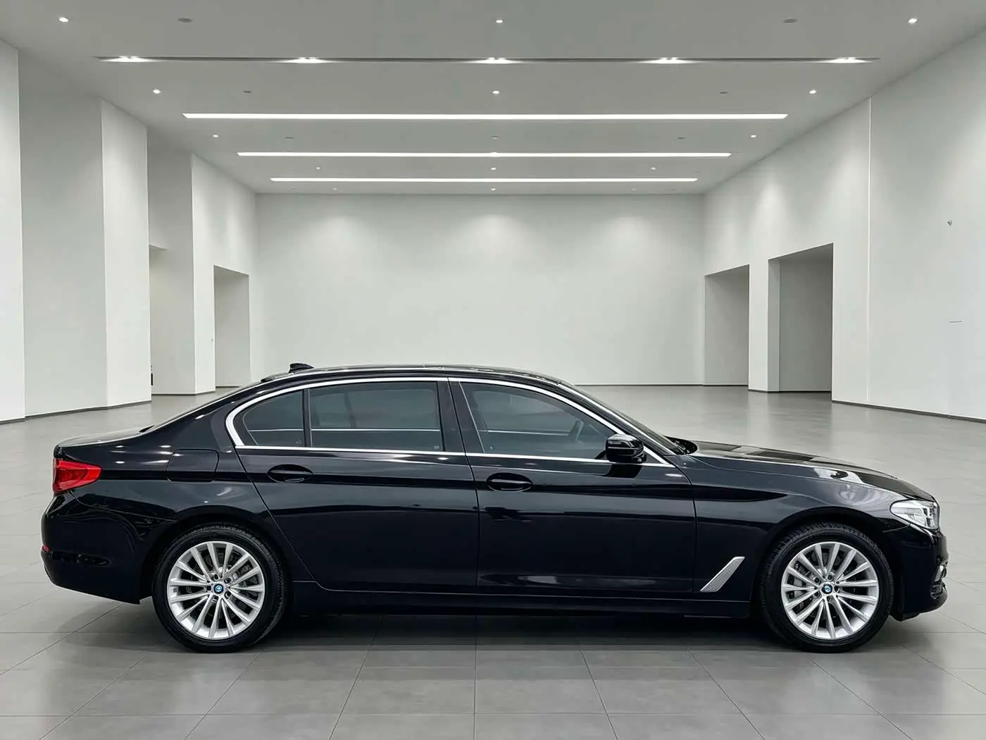 BMW 5 Series New Energy 2020 — Фото 4/13