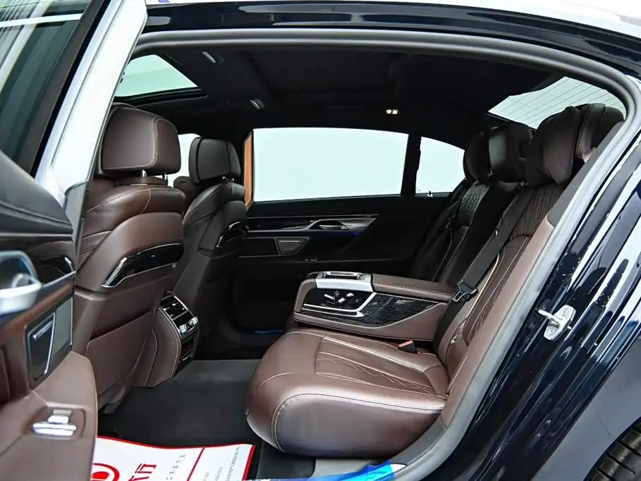 BMW 7 Series 2021 — Фото 12/20