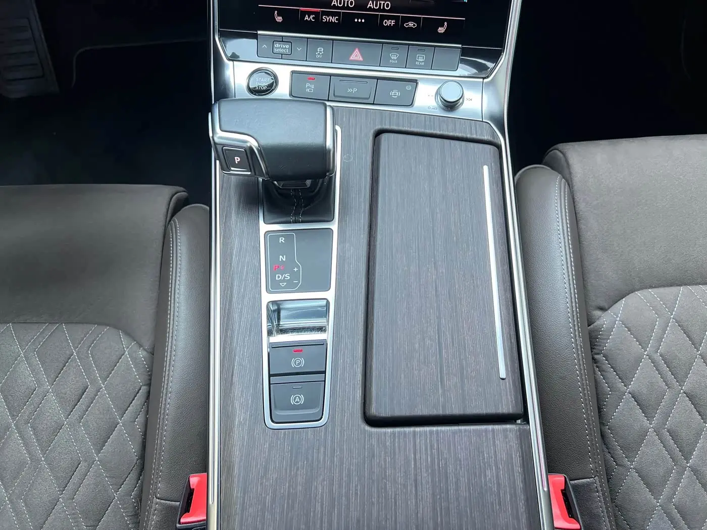 Audi A7L 2022 — Şəkil 13/18