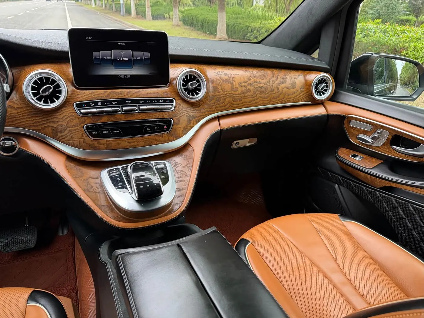 Mercedes-Benz V-Class 2020 — Photo 15/19