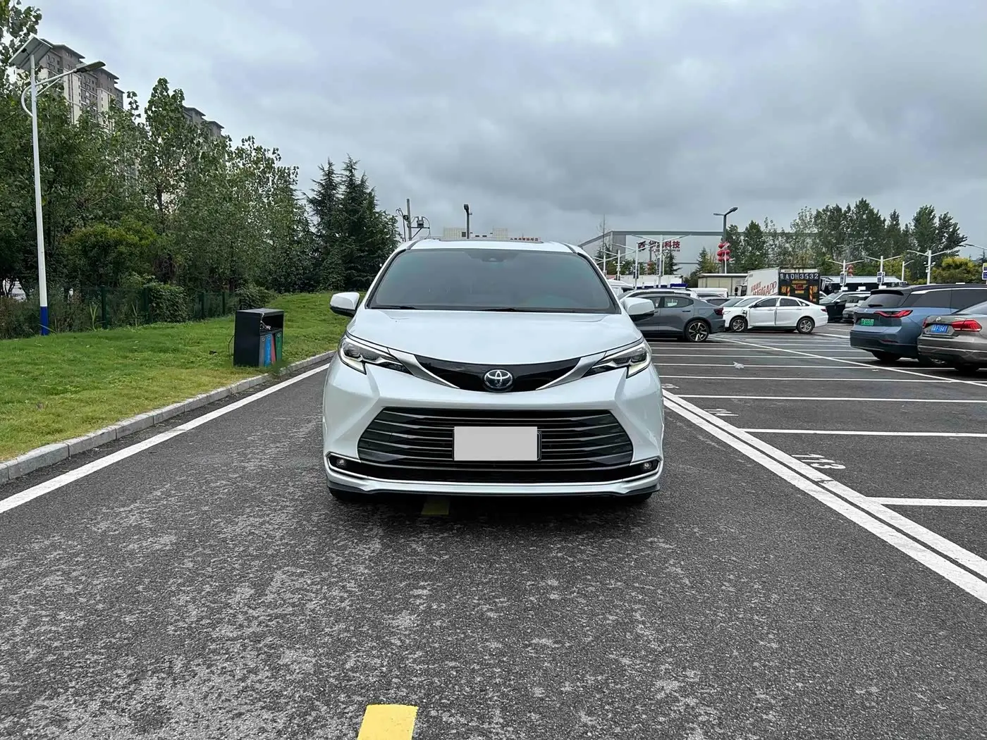 Toyota Sienna 2023 — Фото 2/18