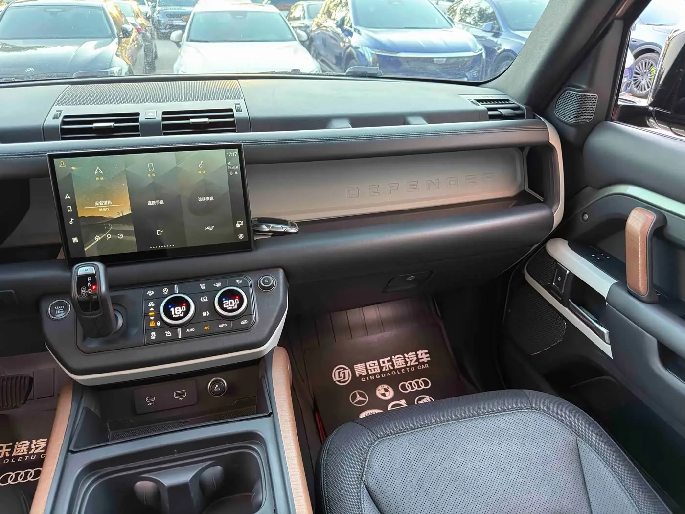 Land Rover Defender 2023 — Photo 12/16