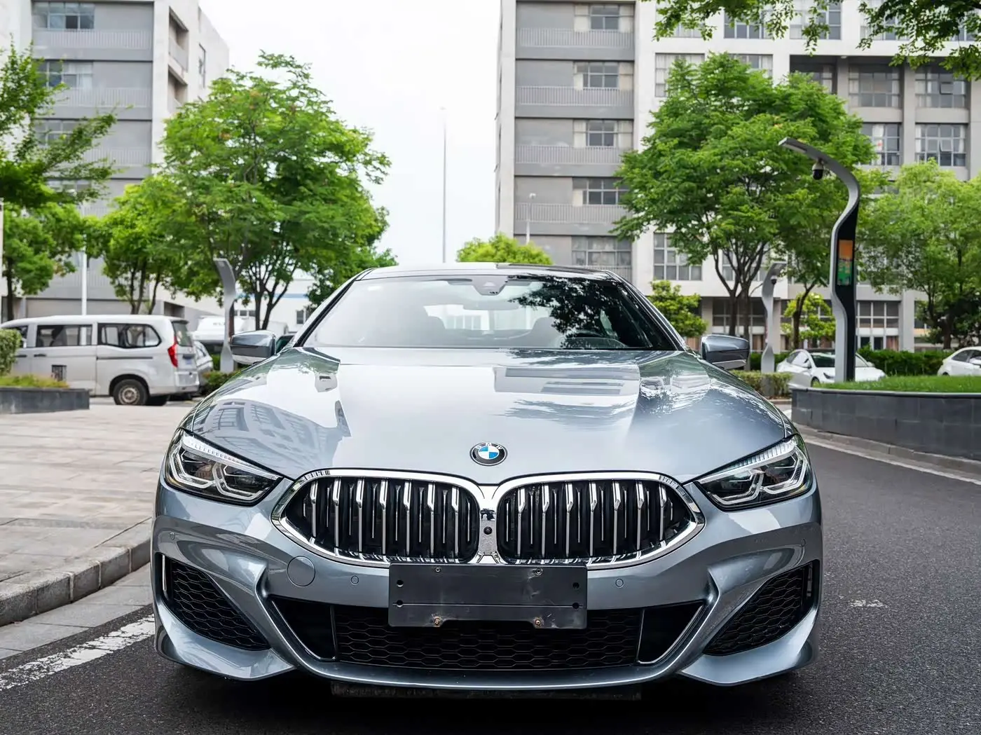 BMW 8 Series 2023 — Photo 2/9