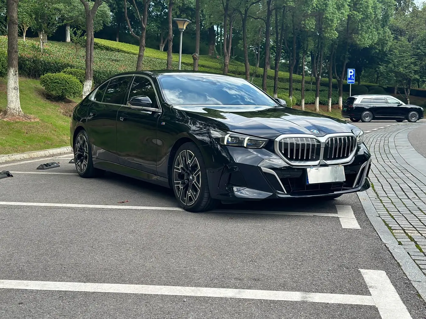 BMW 5 Series 2024 — Photo 3/11