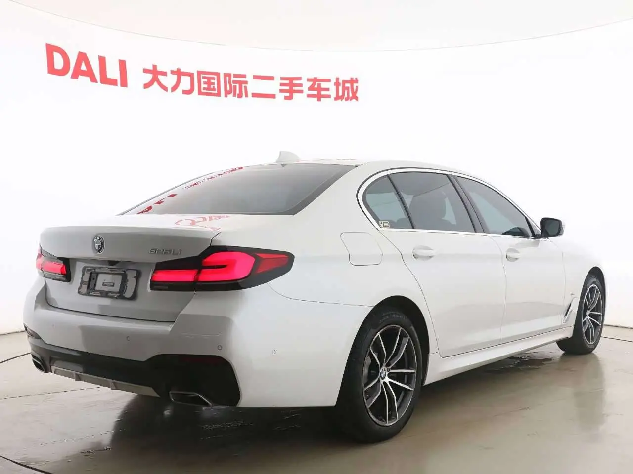 BMW 5 Series 2022 — Фото 14/16