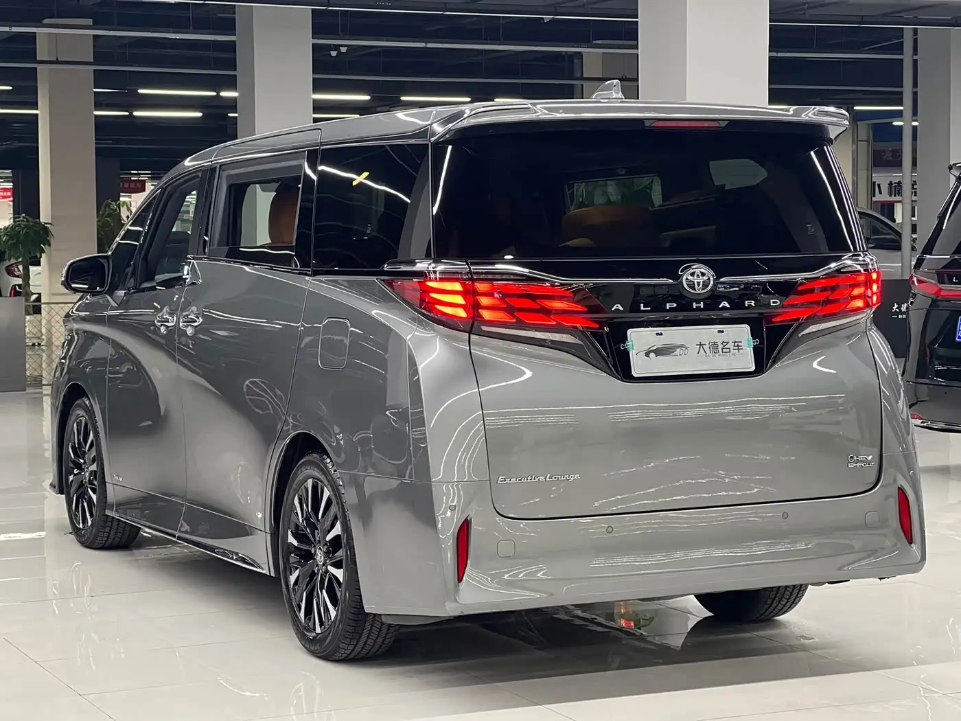 Toyota Alphard 2023 — Фото 6/20