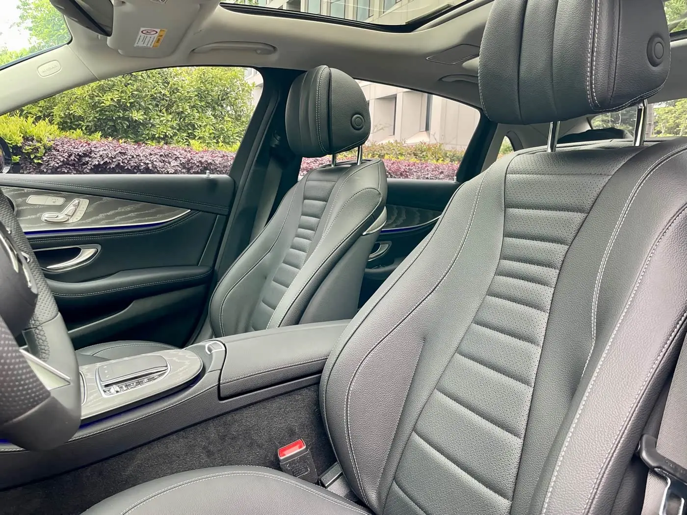 Mercedes-Benz E-Class 2023 — Photo 12/19