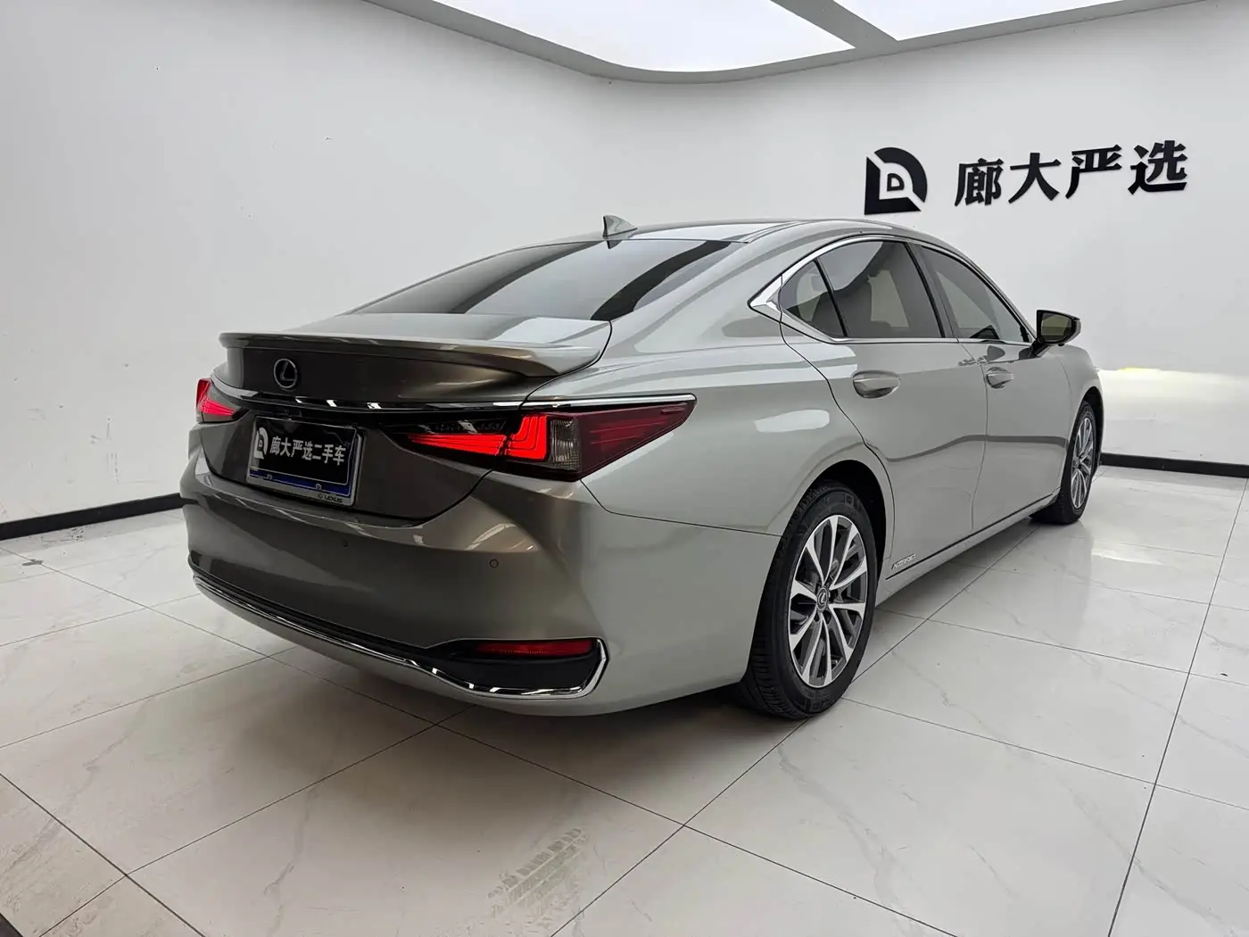 Lexus ES 2021 — Photo 6/11