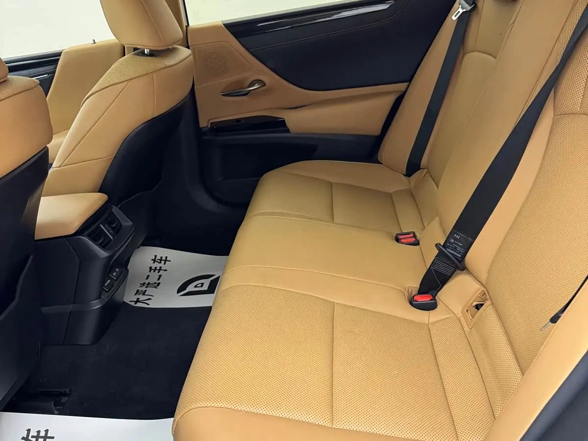 Lexus ES 2021 — Photo 7/11