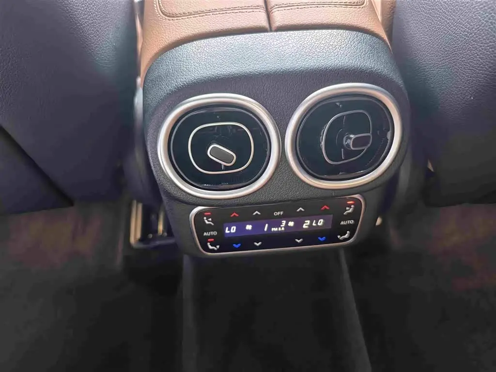 Mercedes-Benz GLC 2023 — ფოტო 15/16