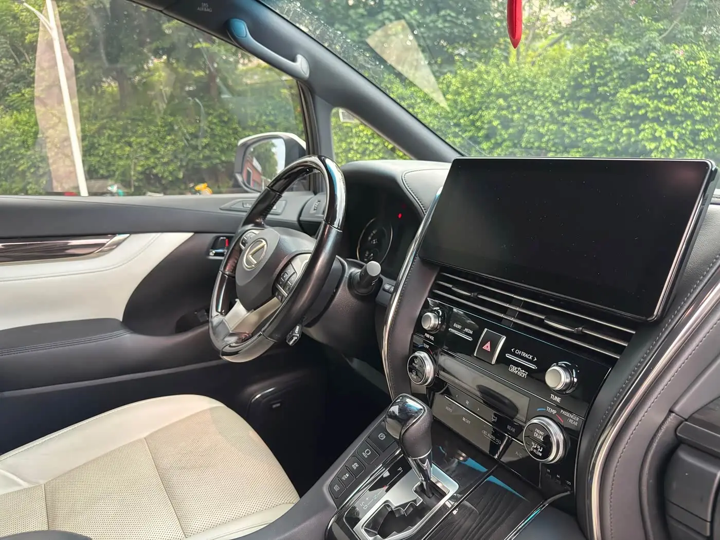 Lexus LM 2022 — Photo 9/13