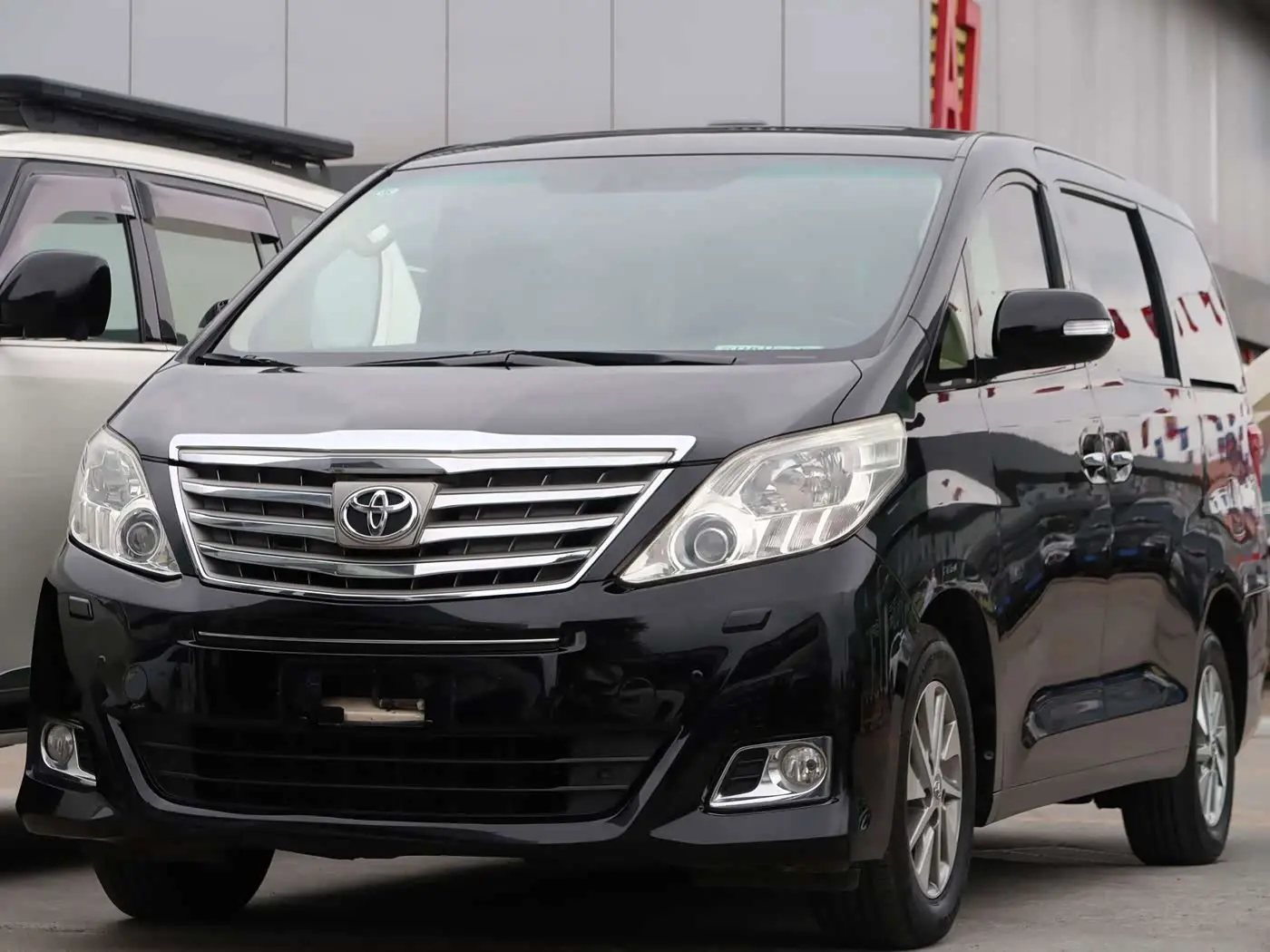Toyota Alphard 2013 — Photo 1/12