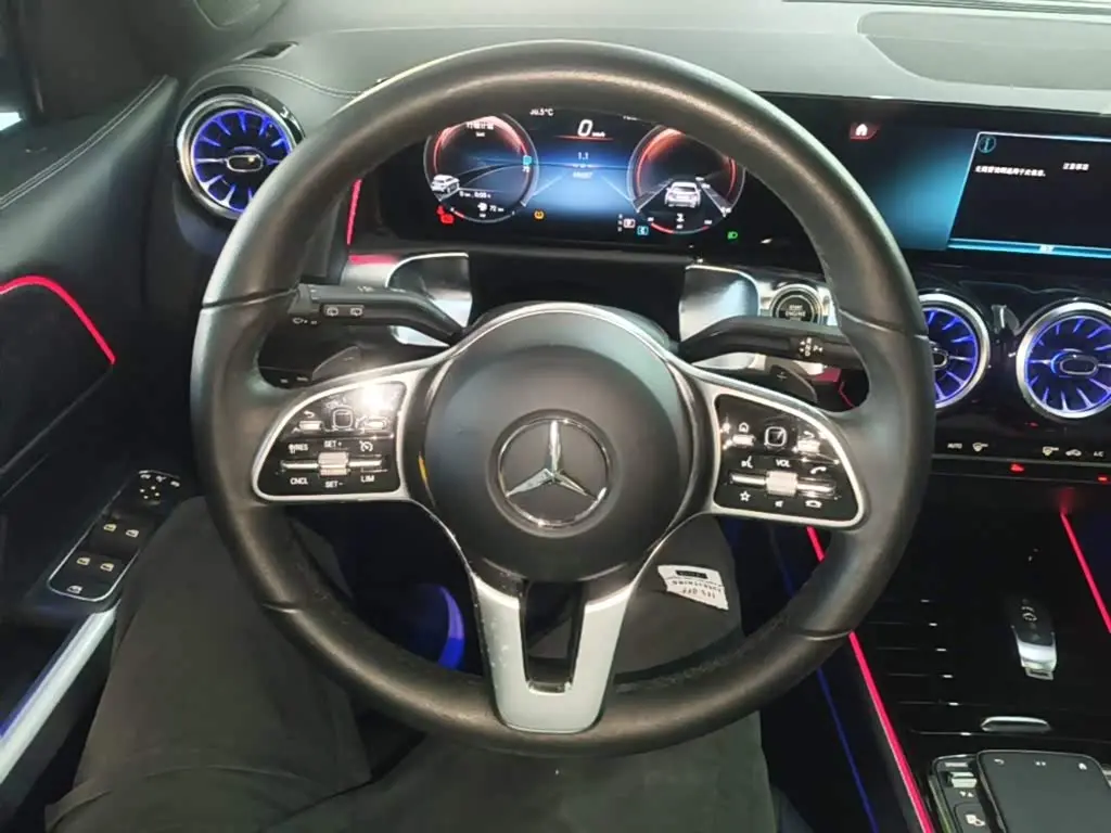 Mercedes-Benz GLB 2021 — Фото 11/20