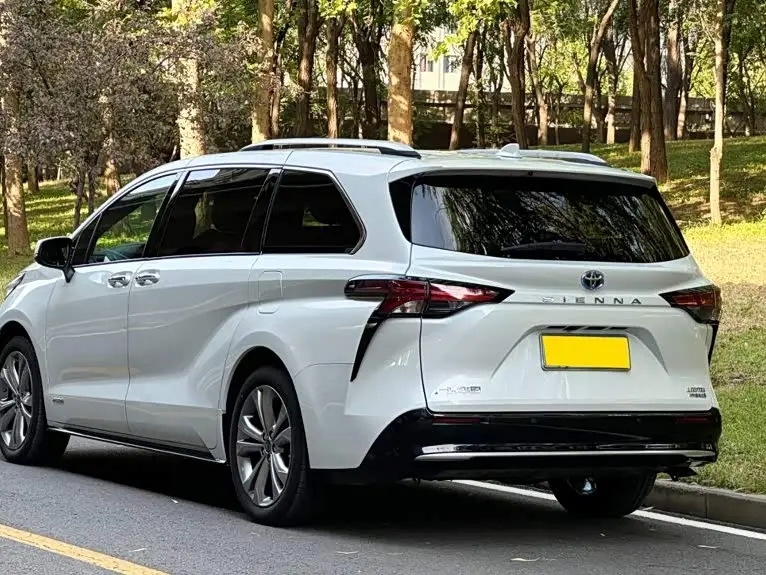 Toyota Sienna 2024 — Фото 3/19