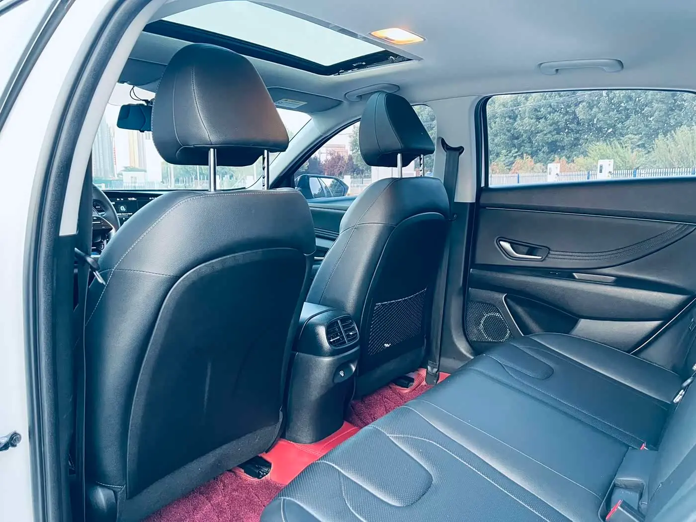 Hyundai Elantra 2023 — Photo 8/10