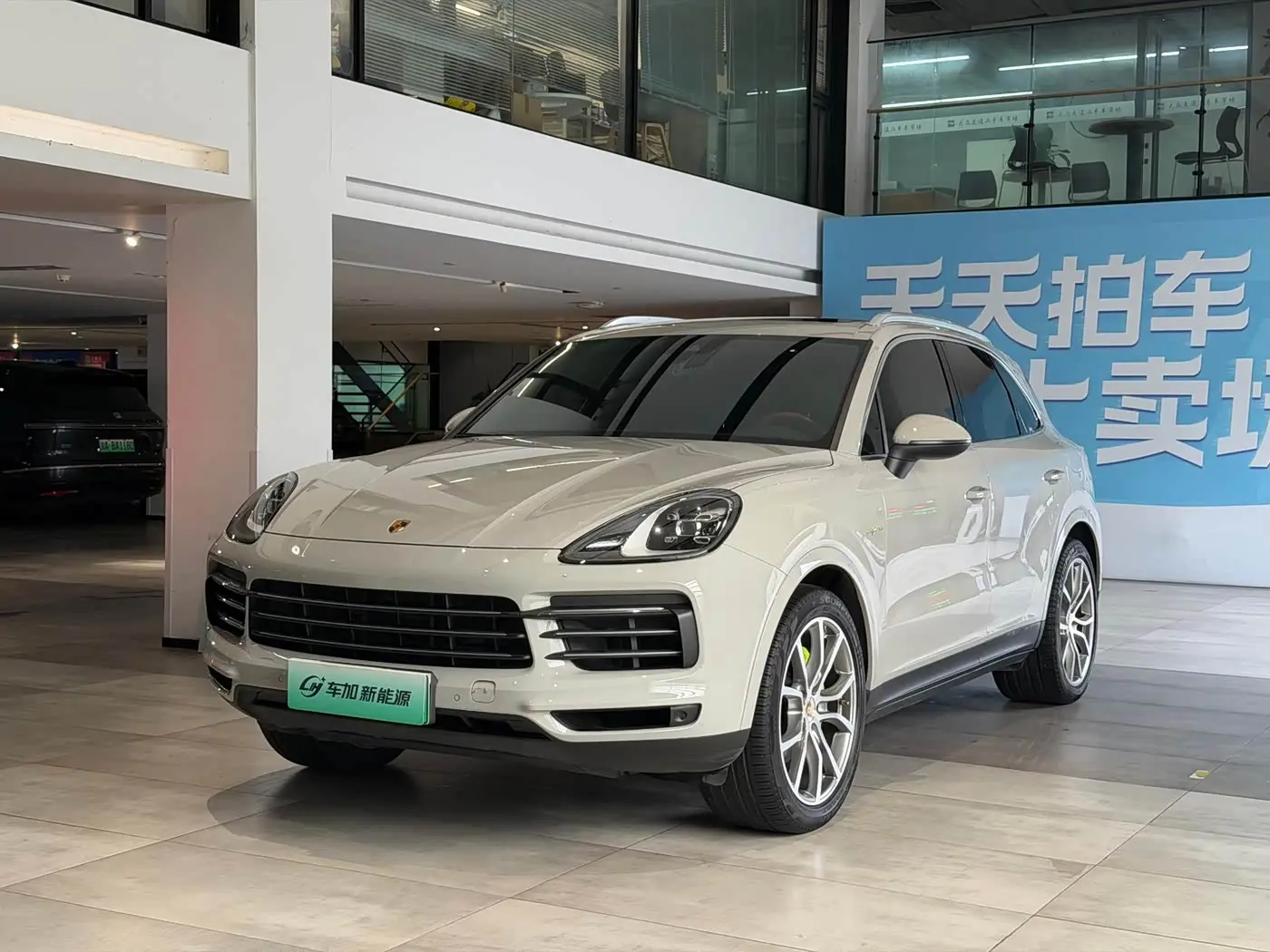Porsche Cayenne New Energy 2023 — Photo 1/9
