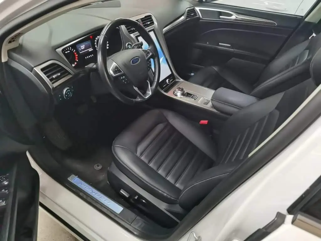 Ford Mondeo 2021 — ფოტო 15/20