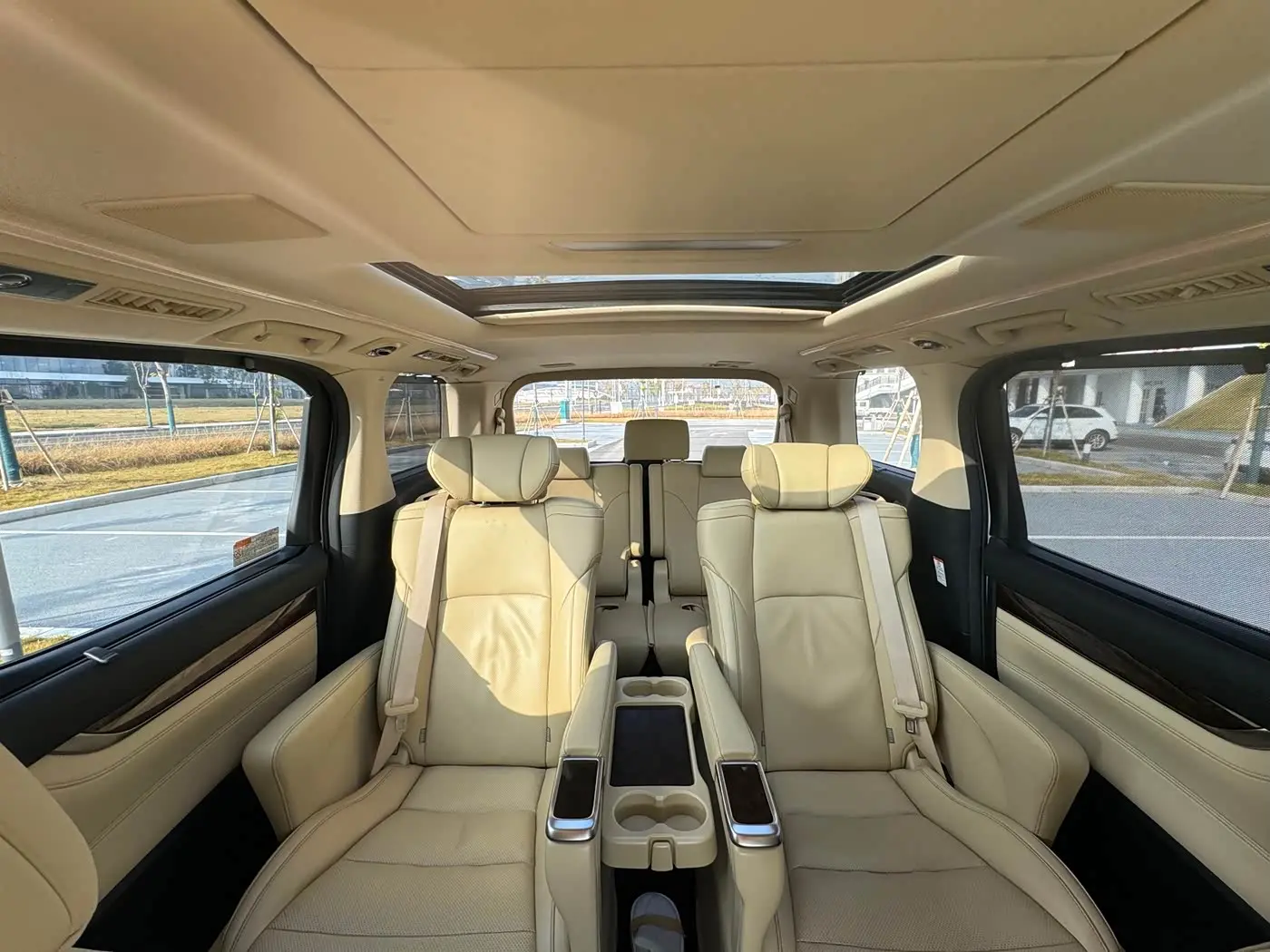 Toyota Alphard 2019 — Photo 16/18