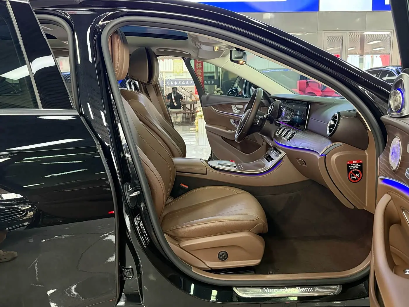 Mercedes-Benz E-Class 2022 — Photo 11/14
