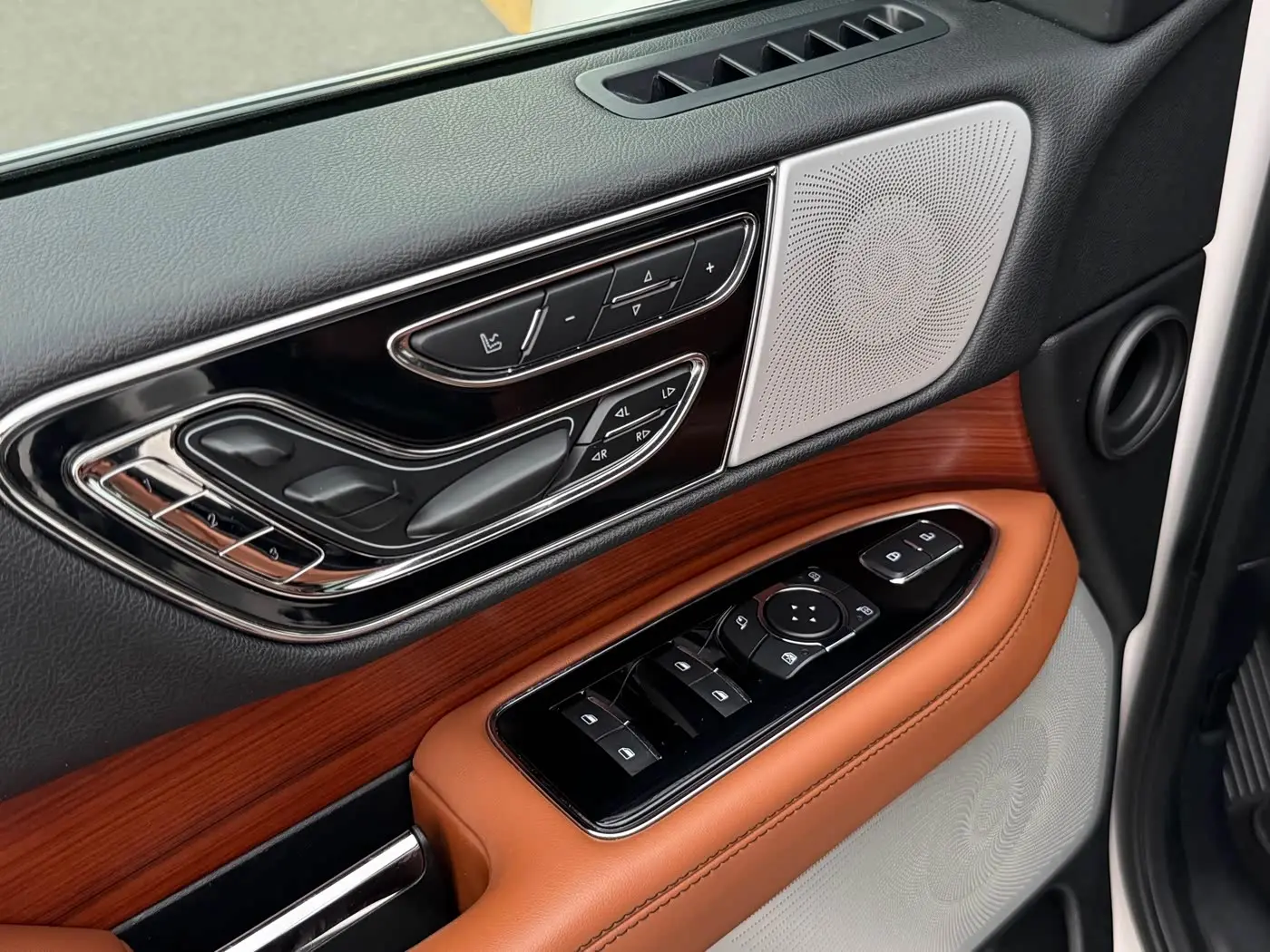 Lincoln Navigator 2018 — Photo 14/20