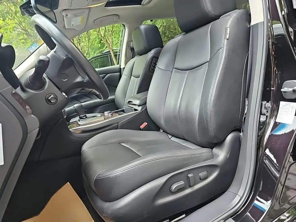 Infiniti Q70 2017 — Photo 8/20