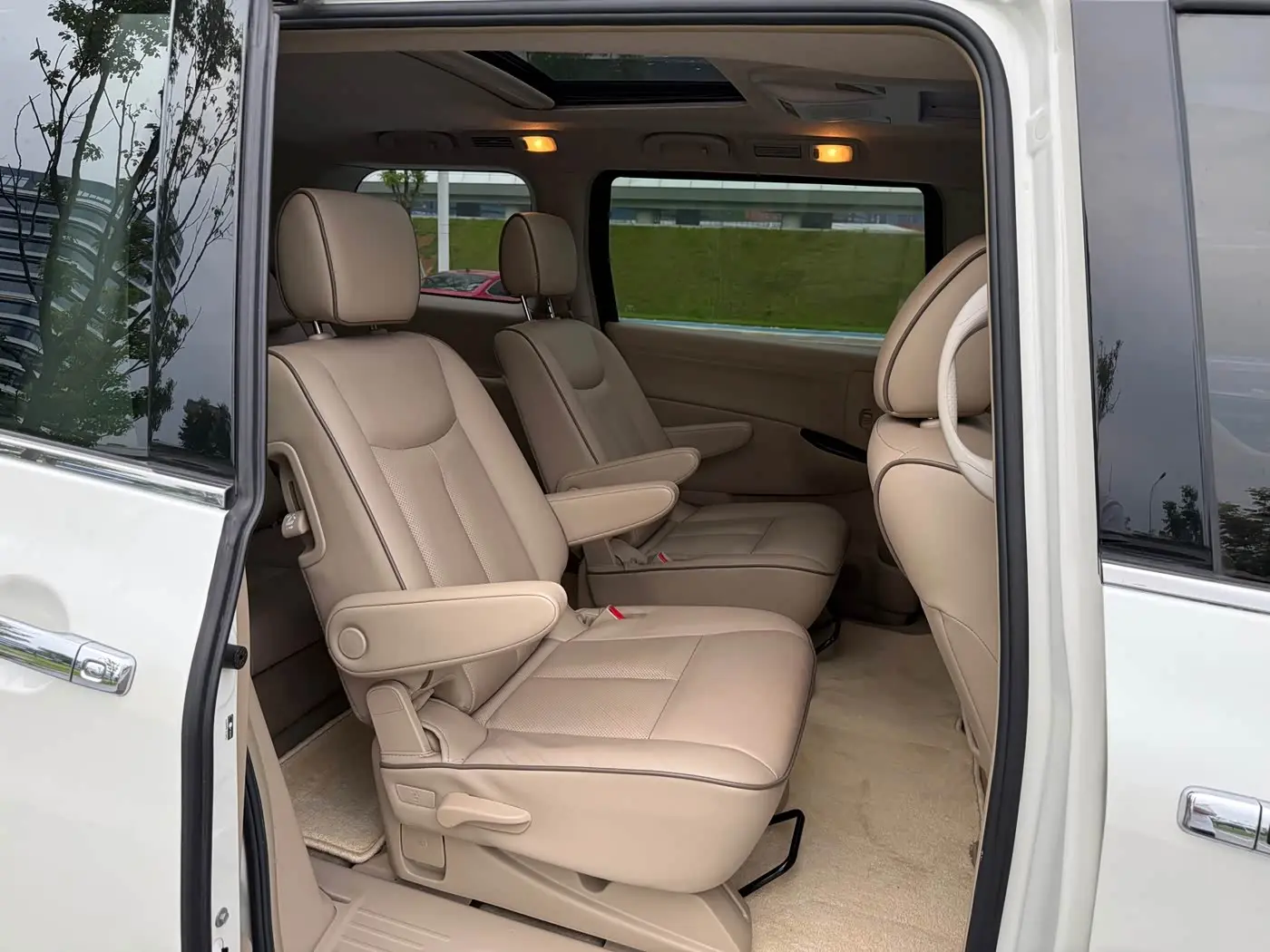 Nissan Quest 2017 — Photo 9/18